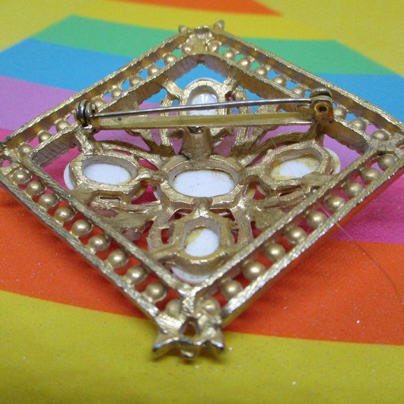 Vintage White Lucite Cabochon Enamel Gold Tone Metal Brooch White Lucite Enamel - Picture 12 of 12